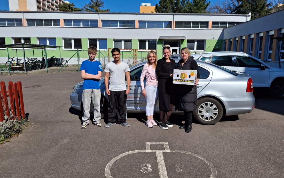 Sbírka školních potřeb, sportovního oblečení a obuvi